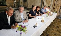 Im Bild von links nach rechts: Olaf Beykirch, amtierender Pr&auml;ses Kirchenkreis M&uuml;hlhausen, Christian Beuchel, Superintendent Kirchenkreis M&uuml;hlhausen, Annegret Steinke, stellvertr. Superintendentin Kirchenkreis S&uuml;dharz, Corina S&auml;nger, Vizepr&auml;ses Kirchenkreis S&uuml;dharz, Andre Barthel, Pr&auml;ses Kirchenkreis Bad Frankenhausen-Sondershausen, Steffi Wiegleb, Superintendentin Bad Frankenhausen-Sondershausen (R. Englert)
