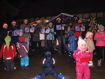 Bläserchor St. Nikolai auch zur Freude der Kinder (Foto: Sabine Wegner)