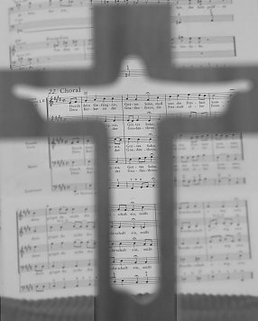 Auferstehungskreuz vor der zentralen Stelle der Johannespassion (Foto: MK)