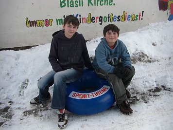 Max und Muhamed mit Reifen (Foto: Frank Tuschy)