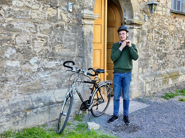Ohne Helm geht gar nichts - Kantor Michael Kremzow unterwegs von Niedergebra zur nächsten Station von Bach & Bikes (Foto: R. Englert)