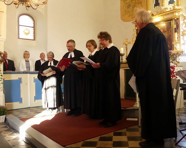 Alle Pfarrer, Lektorin Neubert und im Hintergrund die Bürgermeisterin der Gemeinde Sonnenstein (Foto: R. Englert)