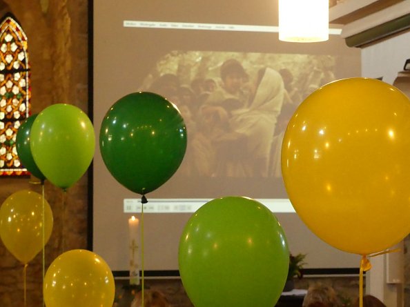 Gottesdienst mit Video und Luftballons (Foto: Regina Englert)