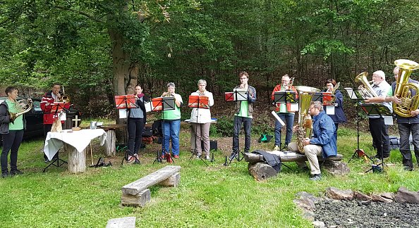 Waldgottesdienst mit Posaunenchor in Rothesütte (Foto: EVKS)