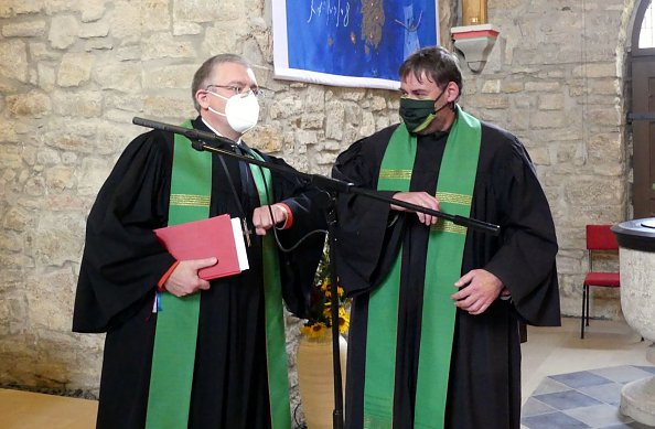 Entpflichtung per Ellenbogengruß (Foto: R. Englert)