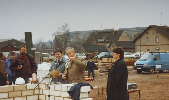 Grundsteinlegung der Nordthüringer Lebenshilfe gemeinnützige GmbH mit Propst Joachim Jaeger und Tilly Pape (Foto: Archiv)