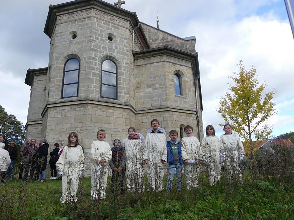 Kinder in den neuen Schutzanzügen (Foto: R. Englert)