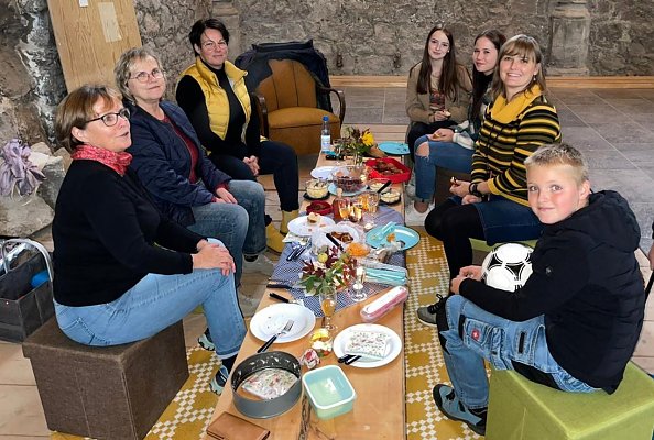 Genießer in der Loungeecke von St. Johannis (Foto: KG Ellrich)