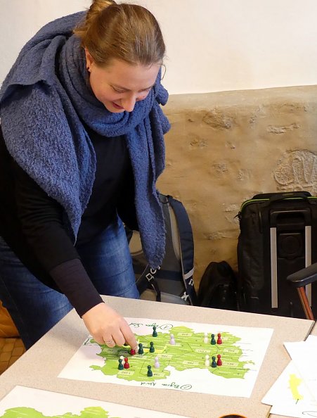 Pfarrerin Annegret Steinke erläutert das Modell ihrer Gruppe (Foto: R. Englert)
