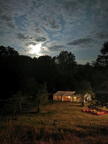 Handwerkercamp bei Nacht (Foto: F. Tuschy)