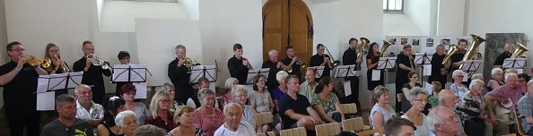 Der Niedergebraer Posaunenchor einmal örtlich herausgehoben im Gottesdienst zu ihrem Jubiläum (Foto: R. Englert)