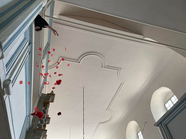 Pfarrerin Michaela Jecht ließ es rote Rosenblätter auf die Gemeinde regnen (Foto: K. Hosmann)