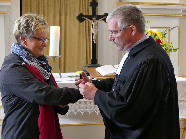 Segen am Band für die Stellvertretende Vorsitzende des Kirchspiels Iris Schult von Superintendent Andreas Schwarze (Foto: R. Englert)