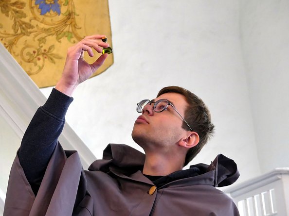 Pilger Nikolaus hat endlich sein Fläschchen wieder - zumindest eine Replik (Foto: R. Englert)