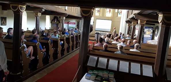 Die Kirche gut gefüllt mit Menschen aus nah und fern (Foto: Regina Englert)