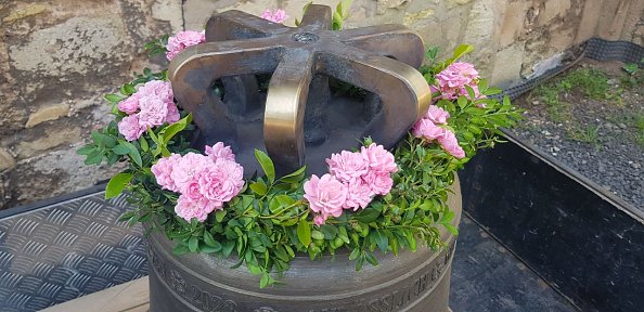 Ein Kranz für die Glocke (Foto: R. Englert)