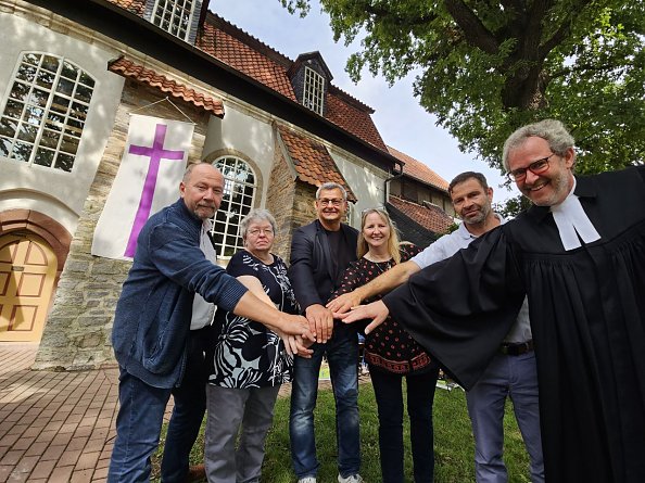 Jochen Bühling vom Kirchbauverein, Ortsteilbürgermeisterin Uta Heydecke, Ingenieur Sixtus Hermanns, Christina Mitzlaff, Stefan Kallmeyer und Pfarrer Klemens Müller. (Foto: R. Englert)