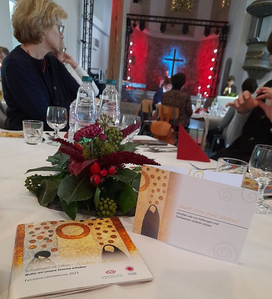 Frauenmahl in der Jugendkirche  (Foto: Petra Seipelt-Bösenberg)