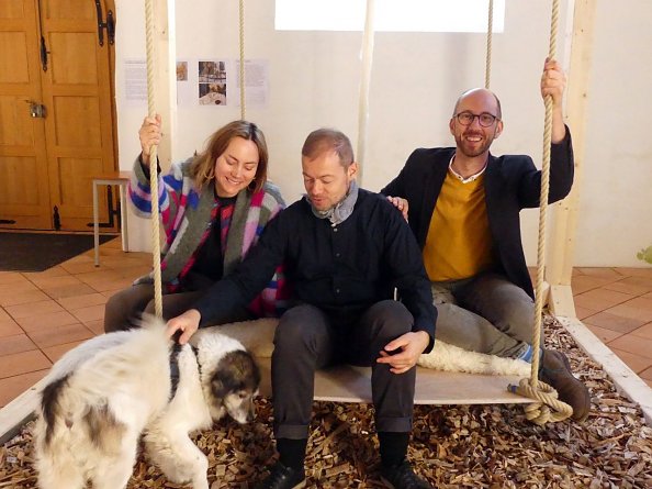 Die Künstler - Kata Adamek und Christian Poeck mit Pfarrer Michael Jäger (Foto: Regina Englert)