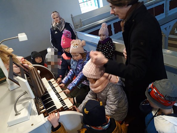 Alle Kinder durften einmal auf der Orgel spielen oder auch nur ein bisschen leisen oder lauten Krach machen. (Foto: Schönlein)