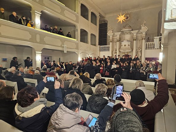 Volles Haus - gezückte Handys (Foto: Regina Englert)