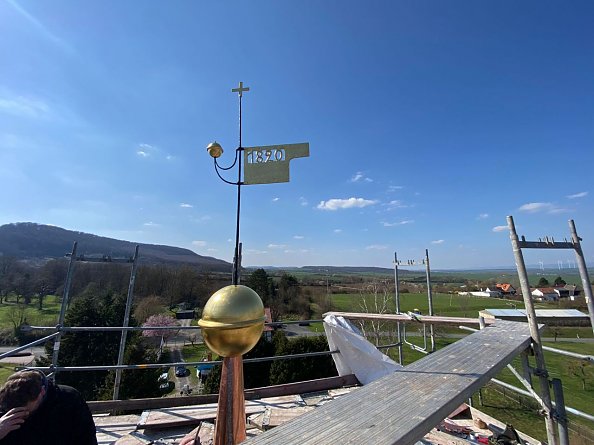 Noch während der Turmsanierung in Hainrode (Foto: N. Engel)