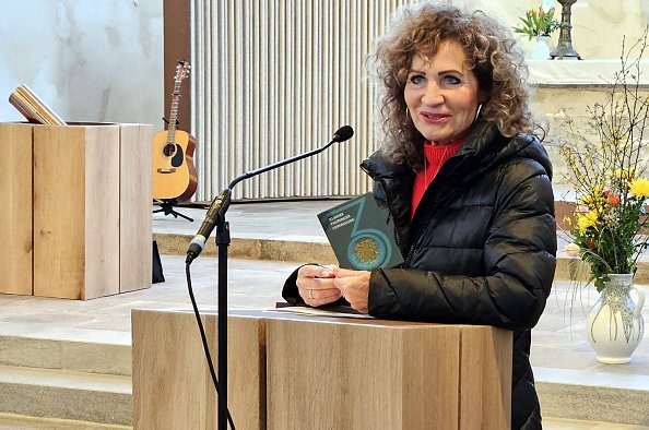 Birgit Pommer mit der Thüringer Verfassung (Foto: R. Englert)