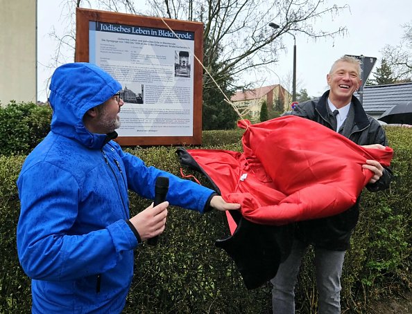 Große Freude über die neue Infotafel  - Frank Rostek und Dr. Christoph Maletz  (Foto: Regina Englert)