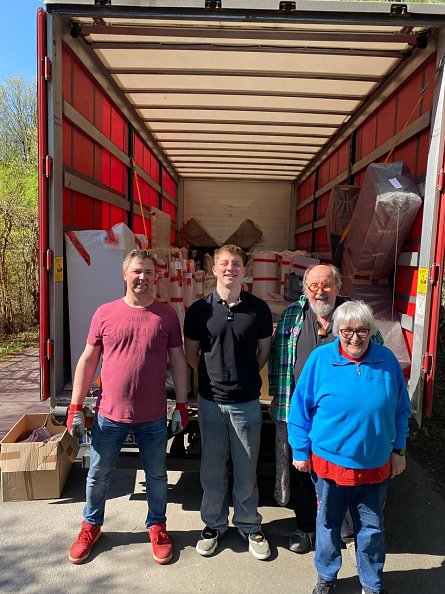 Künstler, Transportteam und Annette Thumbrink (Foto: Ludger Hinse )