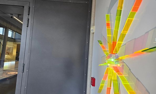 Lichtscheibe in der KZ-Gedenkstätte Mittelbau Dora (Foto: Regina Englert)
