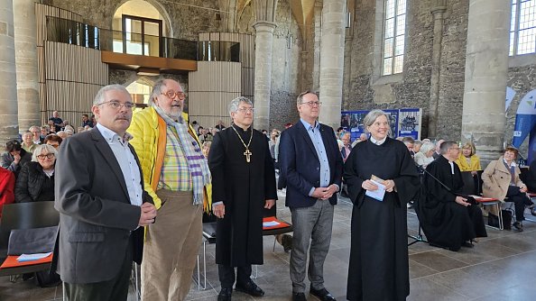 Superintendent Andreas Schwarze, der Künstler Luder Hinse, Landesbischof Friedrich Kramer, Bundestagsvizepräsident Bodo Ramelow und Pfarrerin Sabine Wegner (Foto: Regina Englert)