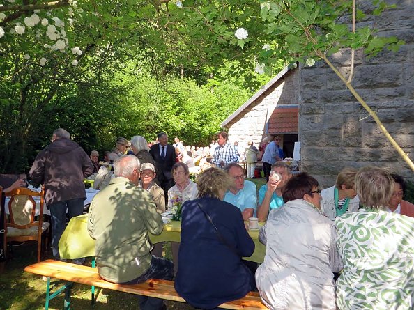 Lange Kaffeetafeln zu Christi Himmelfahrt ist man in Bernterode gewohnt (Foto: G. Pfeifenbring)