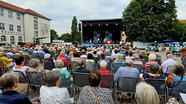 Viele, viele Menschen ließen sich zum Gottesdienst einladen (Foto: Regina Englert)