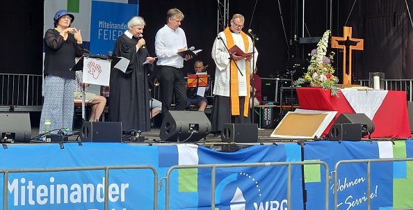 Viele waren für diesen Gottesdienst im Einsatz - haupt- und ehrenamtlich (Foto: Regina Englert)