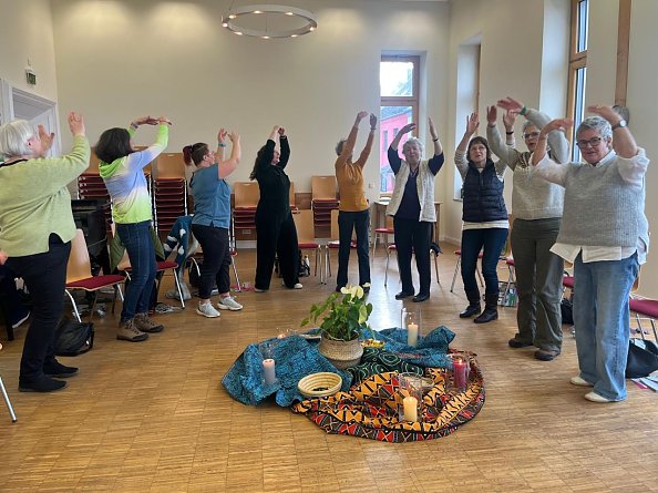 Dieser Tanz wird nun an die Frauen bei den Weltgebetstags-Veranstaltungen weitergegeben. (Foto: Kathrin Schwarze)