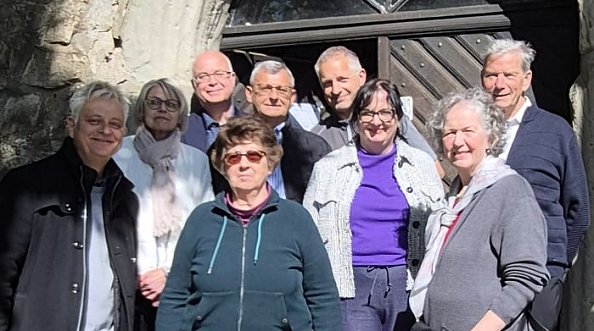 Von links 1.Reihe  Pfarrer Dirk Lehner, Doris Grundmann (GKR) Frau Ru&szlig; / 2.	Reihe  Sabine Heydrich (GKR), Sixtus Hermanns (Architekt), Frau Dr. Dorothe Trouet (Referentin Stifter-Service DSD), Herr Dr. Ru&szlig; (Sohn der Spenderin) / 3.Reihe  Falk Apel (Ortsb&uuml;rgermeister), Marco Ritschel (GF bauausf&uuml;hrende Firma) (Foto: Dr. Gabriele Ru&szlig;)