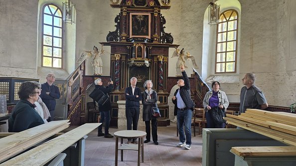 Besichtigung der Kirche (Foto: Dr. Gabriele Ru&szlig;)