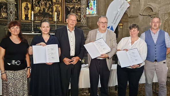 Nach der Unterzeichnung (Foto: R. Englert)