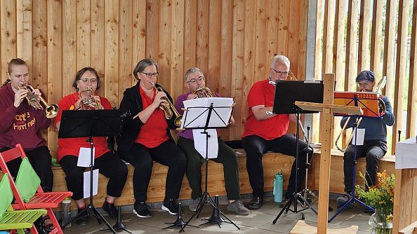 Posaunenchor aus dem S&uuml;dharz mit lieben G&auml;sten  (Foto: Regina Englert)