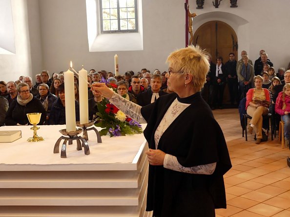 Der Altar wird geweiht - Andrea Patze entzündet die Altarkerzen mit dem Licht der Osterkerze (Foto: R. Englert)